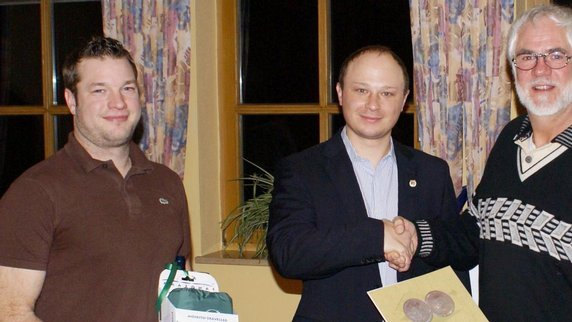 Schriftführer Florian Daubmeier (links) und Jugendleiter Jürgen Käber (rechts) wurden für besondere Verdienste ausgezeichnet. Eine Überraschung hatte Joe Kolb, der Landkreisbeauftragte des Fischereiverbandes Oberbayern, für den Vorsitzenden Tommy Reil (2. von links) im Gepäck: die Auszeichnung mit der Silbernen Ehrennadel des Bezirksverbandes.