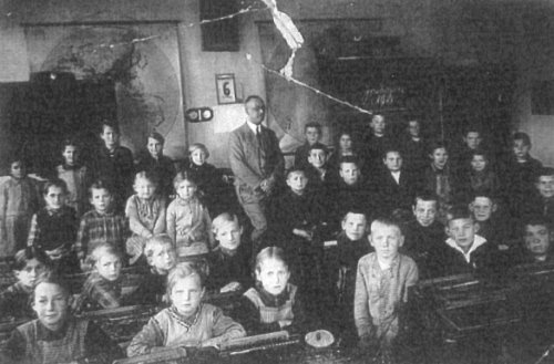 Schulklasse mit Lehrer Becker