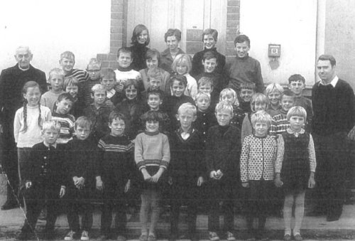 Schulkasse mit Lehrer Gutjahr (1967)